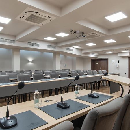 Casa Di Fiore Spa And Medical Hotel, Mineral Pools & Private Beach 크레네보 외부 사진 The conference room of the Polish Senate