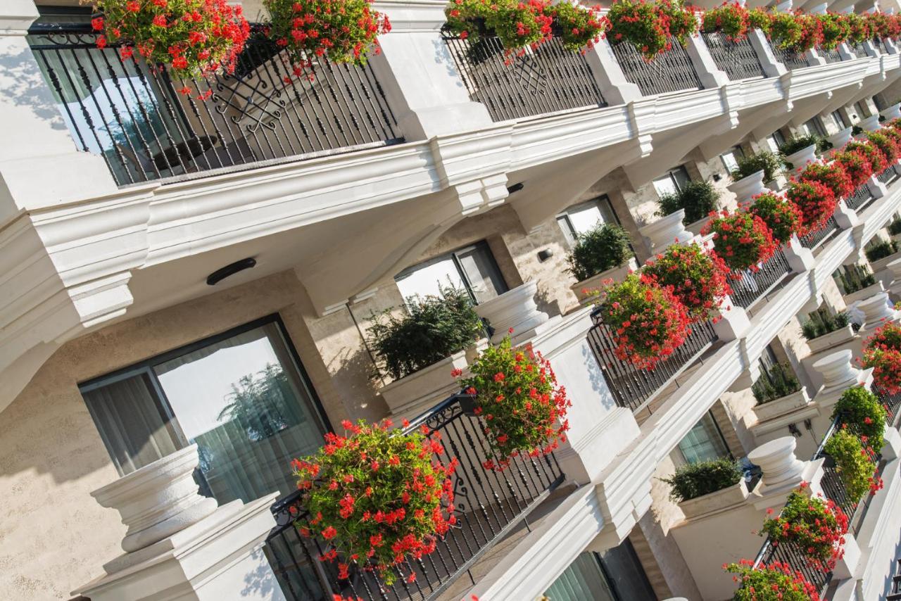 Casa Di Fiore Spa And Medical Hotel, Mineral Pools & Private Beach 크레네보 외부 사진 The Hotel's balconies