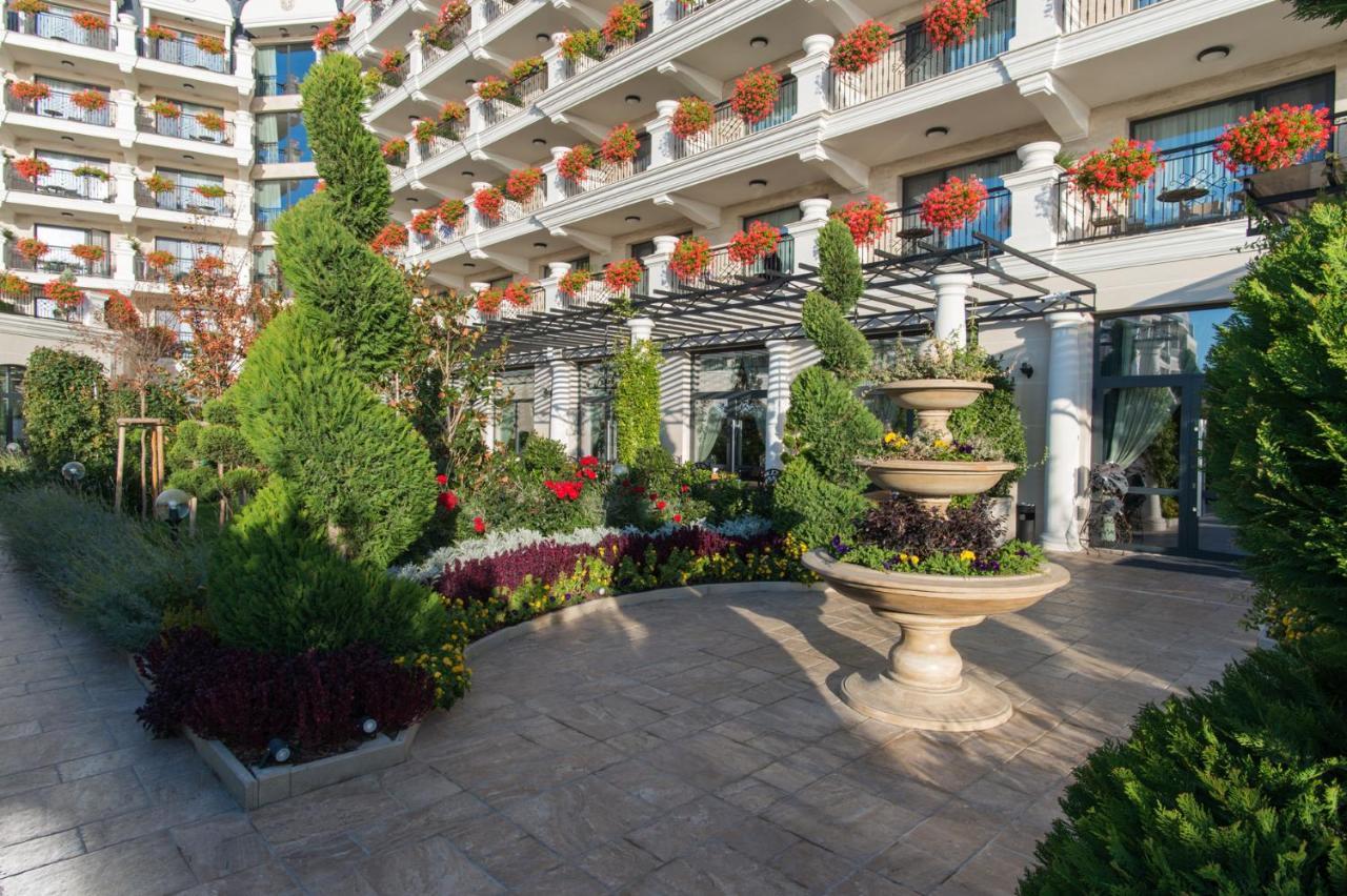 Casa Di Fiore Spa And Medical Hotel, Mineral Pools & Private Beach 크레네보 외부 사진 The hotel's entrance