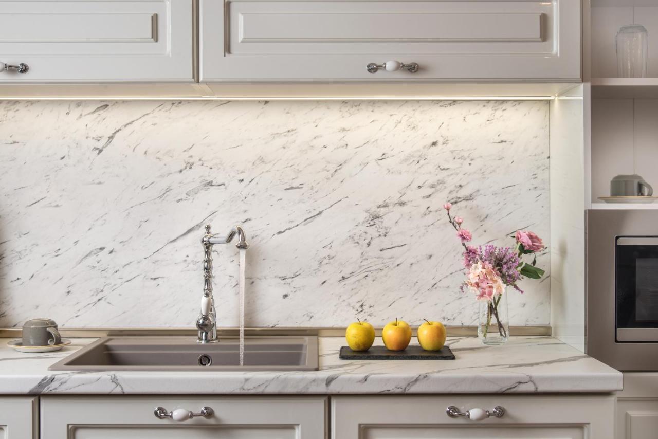 Casa Di Fiore Spa And Medical Hotel, Mineral Pools & Private Beach 크레네보 외부 사진 A kitchen with a marble countertop