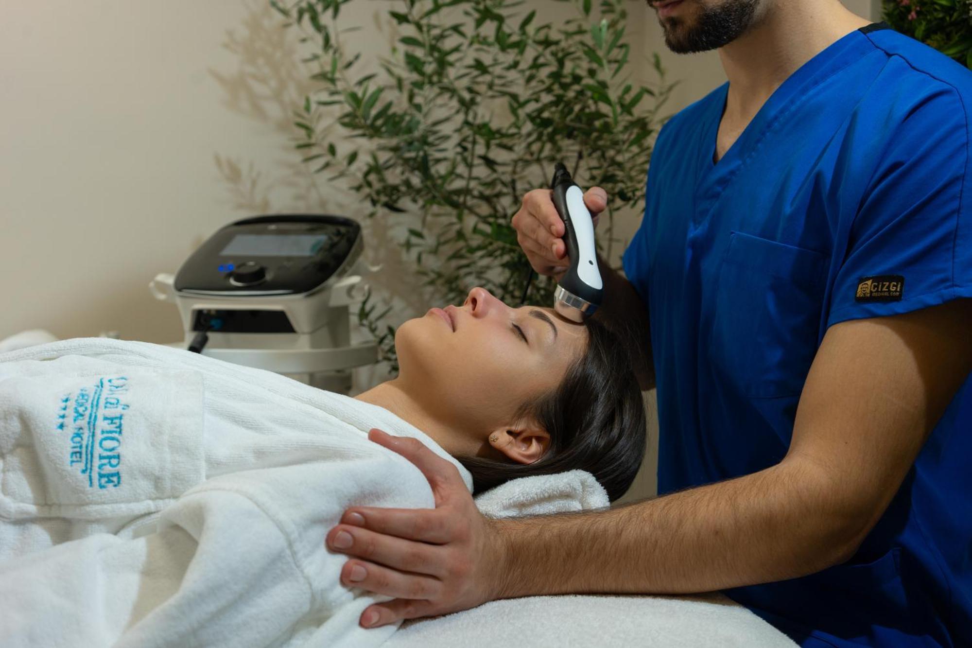 Casa Di Fiore Spa And Medical Hotel, Mineral Pools & Private Beach 크레네보 외부 사진 A woman receiving a facial treatment