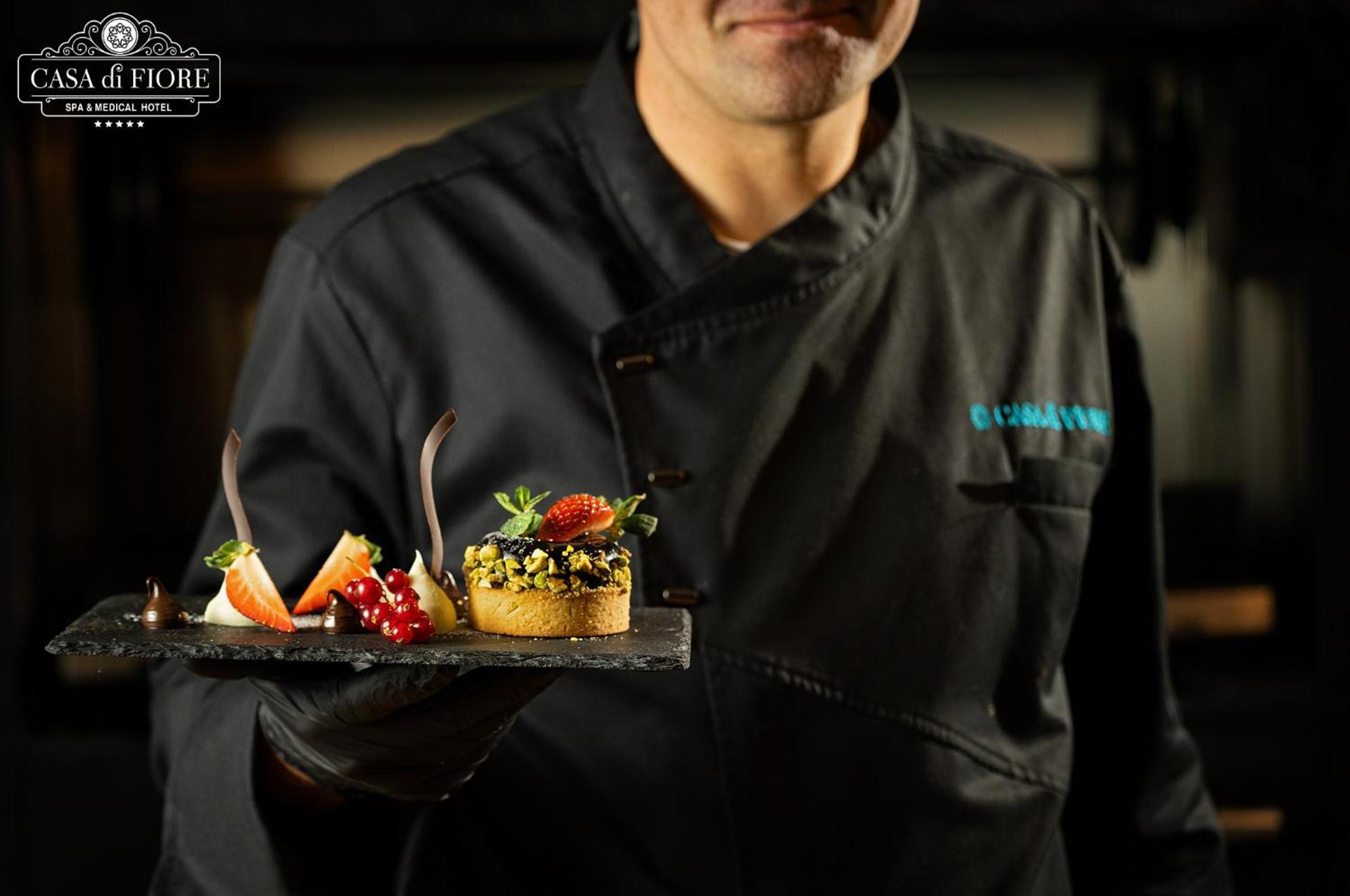 Casa Di Fiore Spa And Medical Hotel, Mineral Pools & Private Beach 크레네보 외부 사진 Chef with a dessert