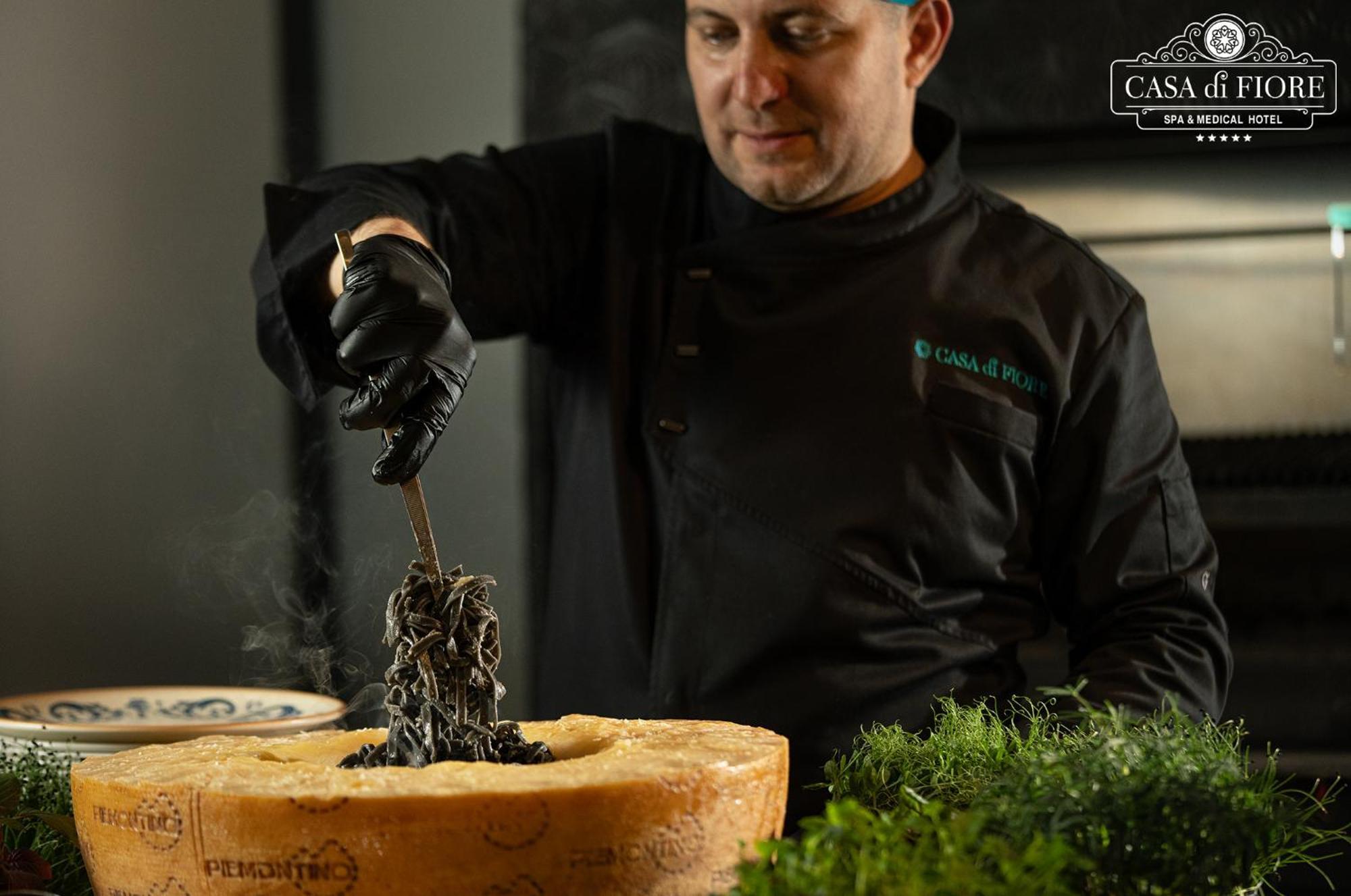 Casa Di Fiore Spa And Medical Hotel, Mineral Pools & Private Beach 크레네보 외부 사진 Chef using black truffle