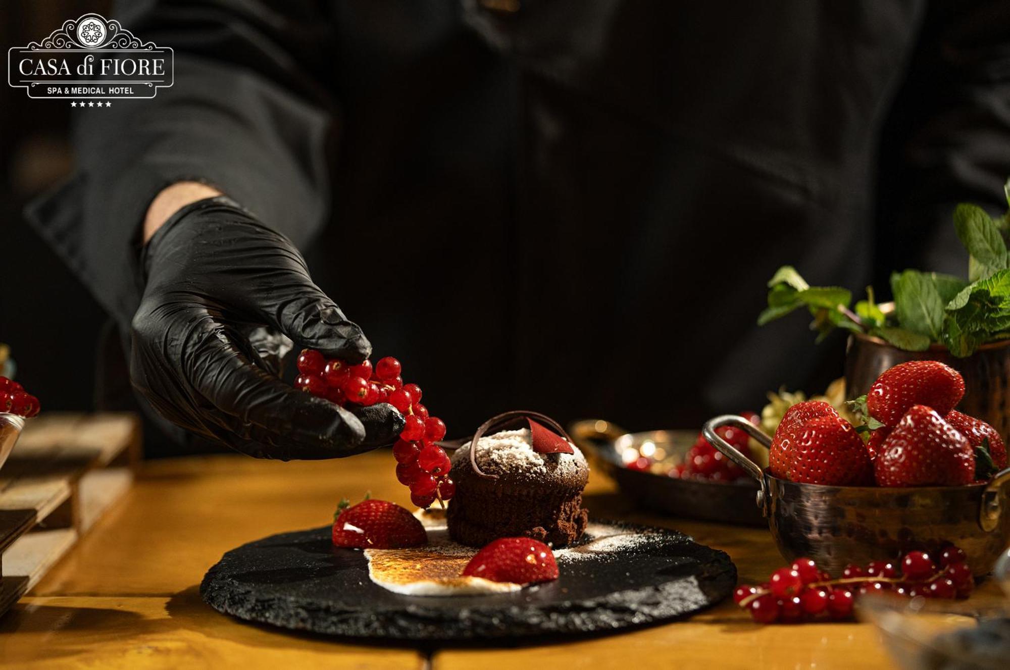 Casa Di Fiore Spa And Medical Hotel, Mineral Pools & Private Beach 크레네보 외부 사진 A pastry chef preparing a dessert