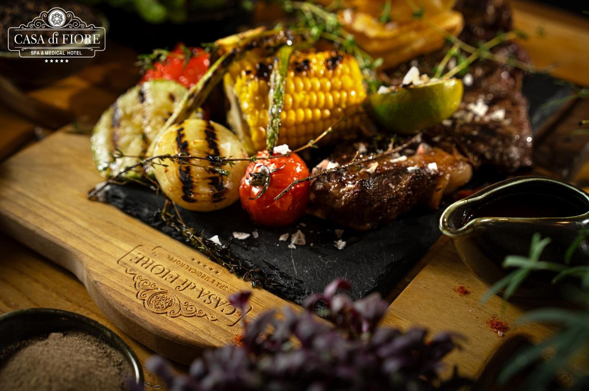 Casa Di Fiore Spa And Medical Hotel, Mineral Pools & Private Beach 크레네보 외부 사진 A grilled vegetable and meat platter