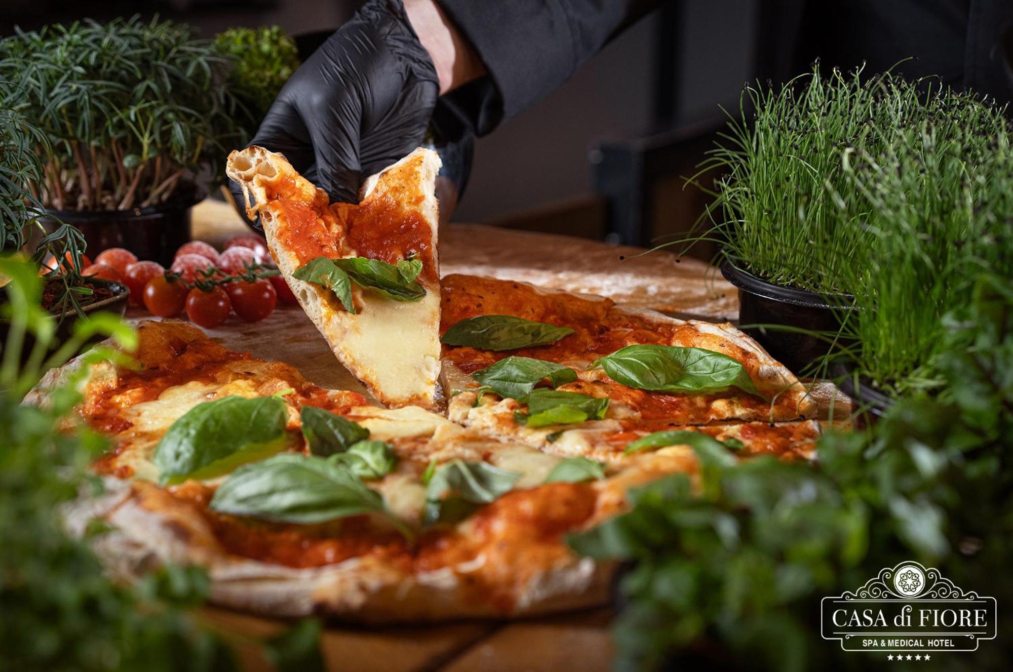 Casa Di Fiore Spa And Medical Hotel, Mineral Pools & Private Beach 크레네보 외부 사진 Pizza