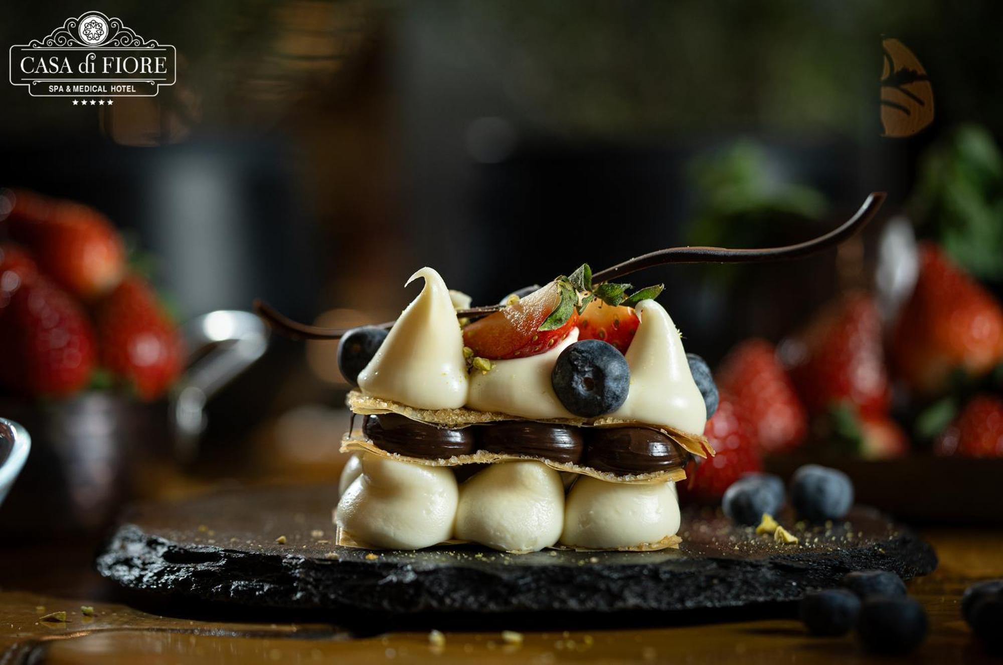 Casa Di Fiore Spa And Medical Hotel, Mineral Pools & Private Beach 크레네보 외부 사진 A chocolate dessert