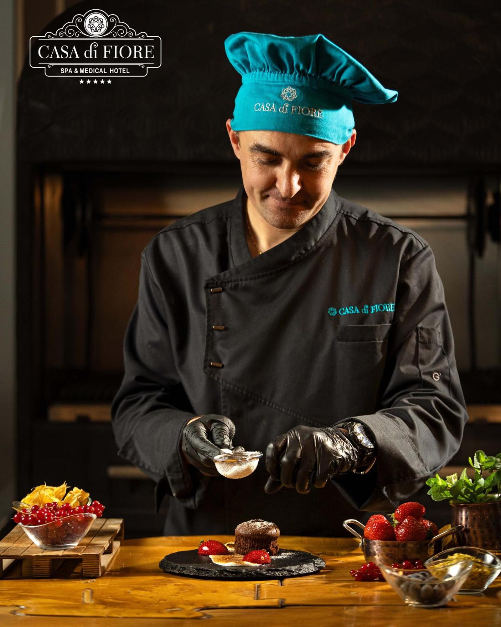 Casa Di Fiore Spa And Medical Hotel, Mineral Pools & Private Beach 크레네보 외부 사진 A chef preparing food