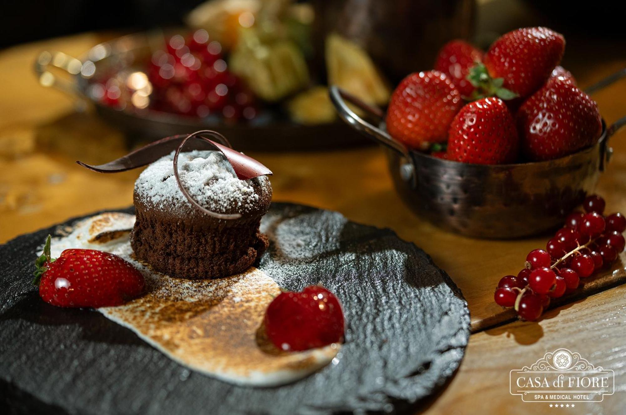 Casa Di Fiore Spa And Medical Hotel, Mineral Pools & Private Beach 크레네보 외부 사진 A chocolate dessert