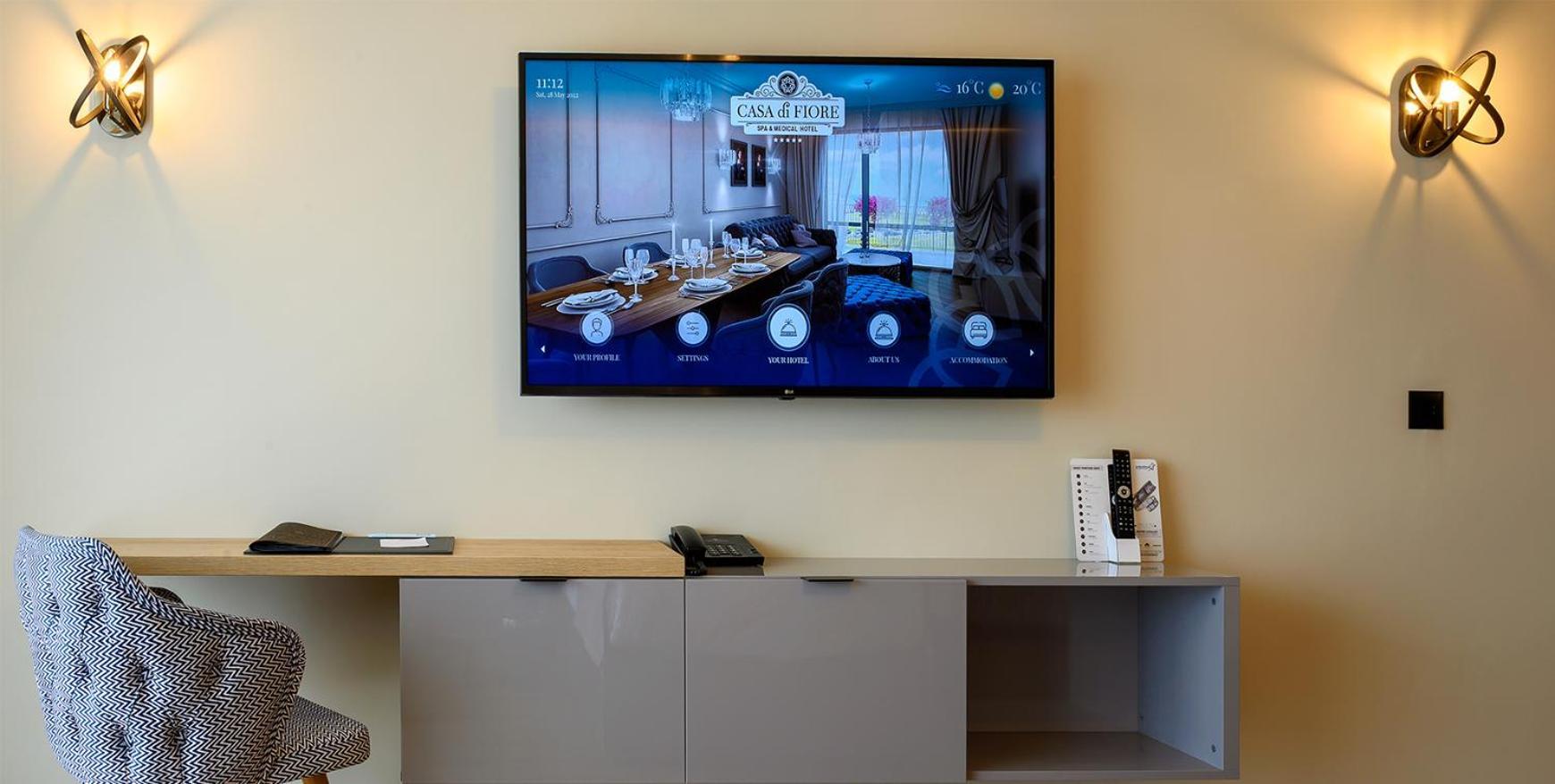 Casa Di Fiore Spa And Medical Hotel, Mineral Pools & Private Beach 크레네보 외부 사진 A television with a built-in room automation system