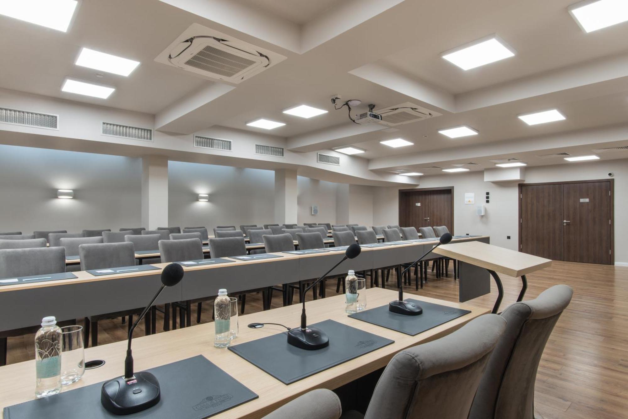 Casa Di Fiore Spa And Medical Hotel, Mineral Pools & Private Beach 크레네보 외부 사진 The conference room of the Polish Senate