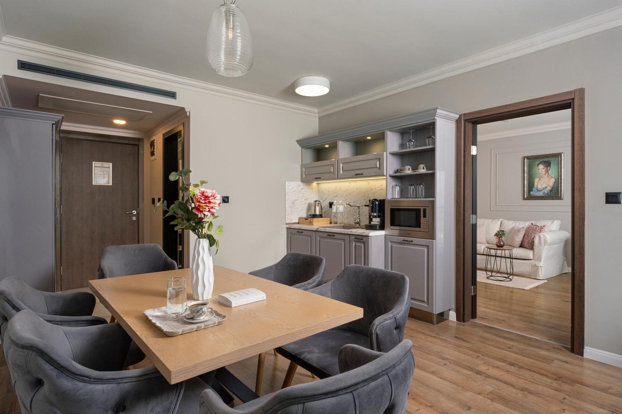 Casa Di Fiore Spa And Medical Hotel, Mineral Pools & Private Beach 크레네보 외부 사진 A typical apartment at the complex