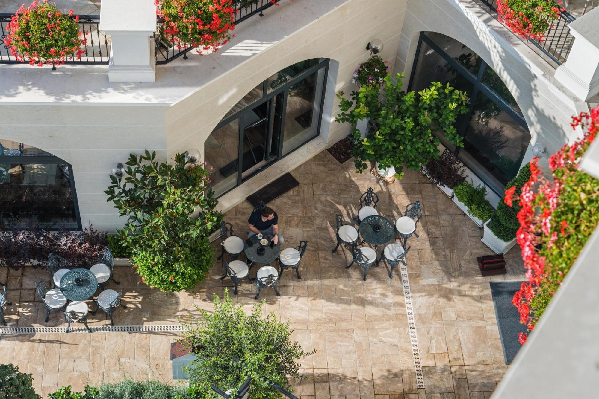 Casa Di Fiore Spa And Medical Hotel, Mineral Pools & Private Beach 크레네보 외부 사진 The courtyard of the hotel